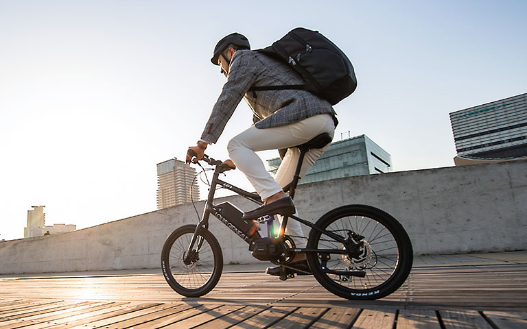 イメージ：颯爽と走るE-BIKE